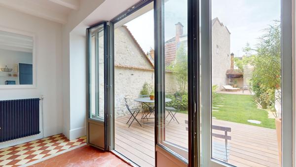 Maison superbement rénovée (280 000 € de travaux), avec jardin et piscine