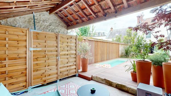 Maison superbement rénovée (280 000 € de travaux), avec jardin et piscine