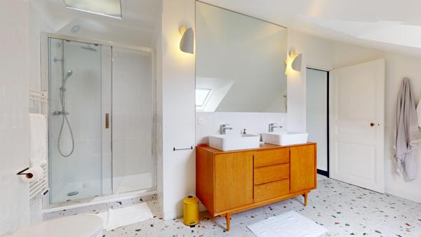 Maison superbement rénovée (280 000 € de travaux), avec jardin et piscine