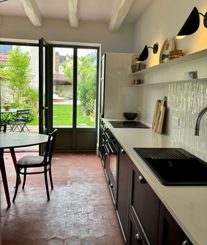 Maison superbement rénovée (280 000 € de travaux), avec jardin et piscine