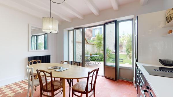 Maison superbement rénovée (280 000 € de travaux), avec jardin et piscine