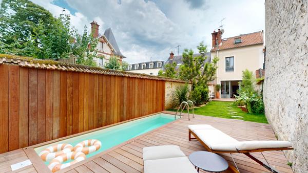 Maison superbement rénovée (280 000 € de travaux), avec jardin et piscine