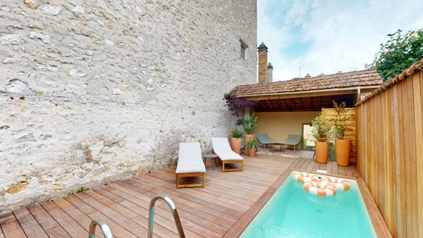 Maison superbement rénovée (280 000 € de travaux), avec jardin et piscine