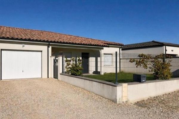 Maison mitoyenne à Casseneuil, au calme,offrant confort, discrétion et cadre privilégié.Une adresse rare pour une qualité de vie supérieure.