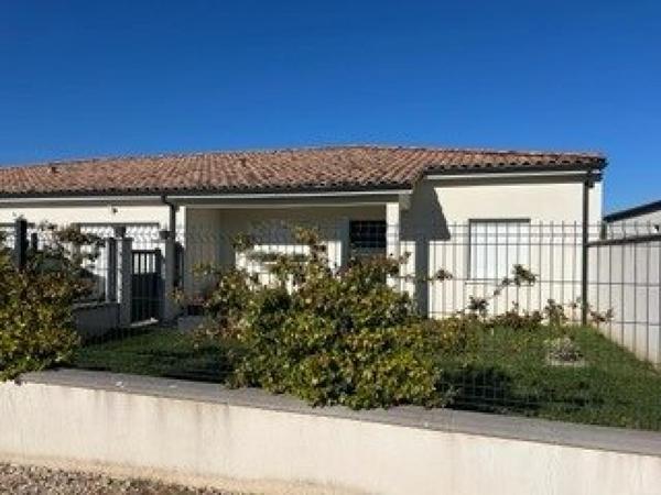 Maison mitoyenne à Casseneuil, au calme,offrant confort, discrétion et cadre privilégié.Une adresse rare pour une qualité de vie supérieure.
