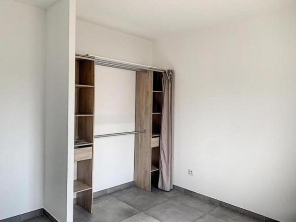 Maison mitoyenne à Casseneuil, au calme,offrant confort, discrétion et cadre privilégié.Une adresse rare pour une qualité de vie supérieure.