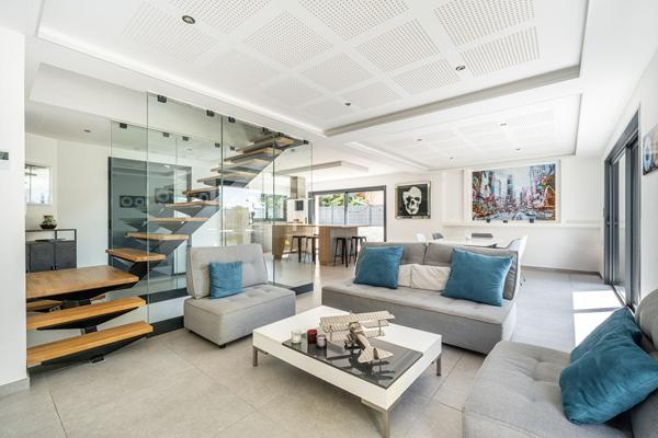 Maison contemporaine lumineuse avec piscine