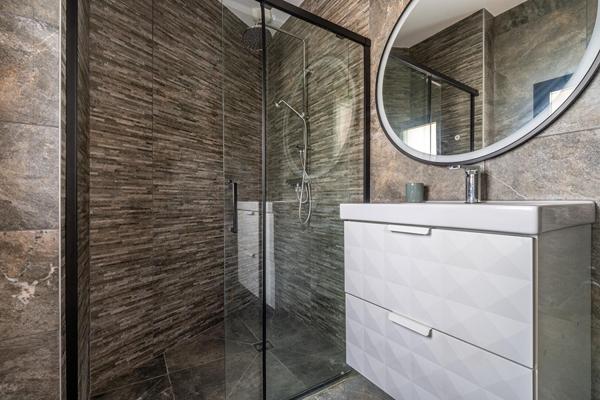 Maison contemporaine lumineuse avec piscine