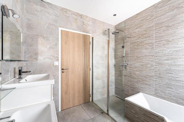 Maison contemporaine lumineuse avec piscine