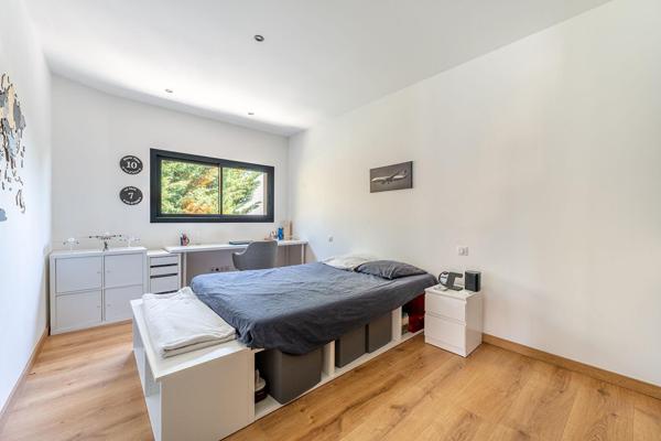 Maison contemporaine lumineuse avec piscine