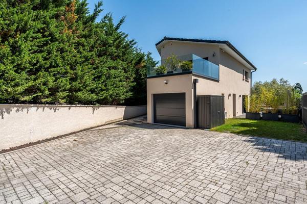 Maison contemporaine lumineuse avec piscine
