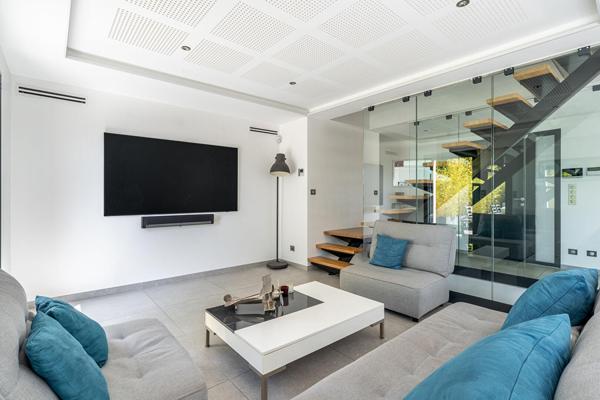 Maison contemporaine lumineuse avec piscine