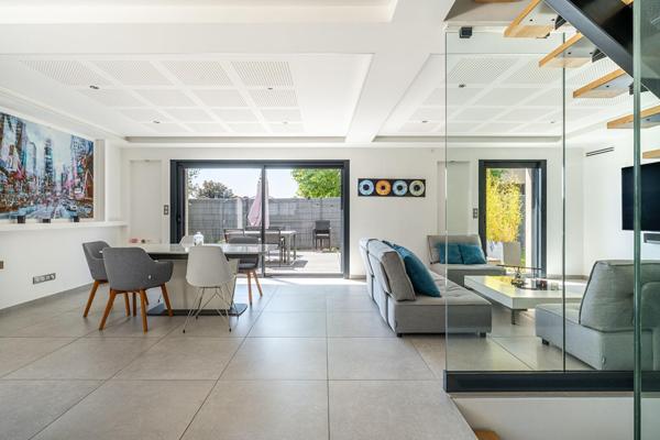 Maison contemporaine lumineuse avec piscine