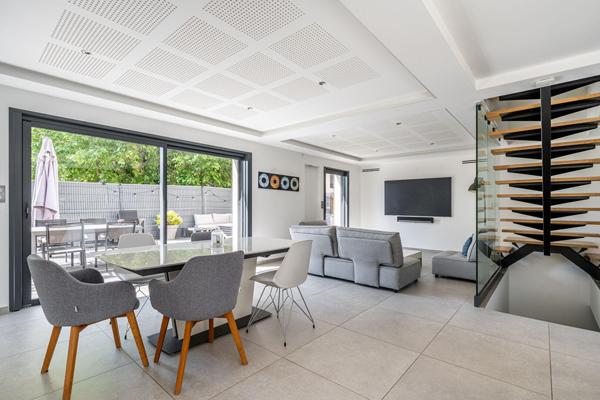 Maison contemporaine lumineuse avec piscine