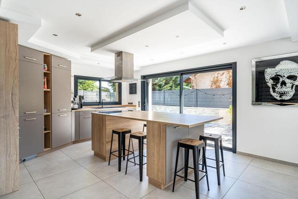 Maison contemporaine lumineuse avec piscine