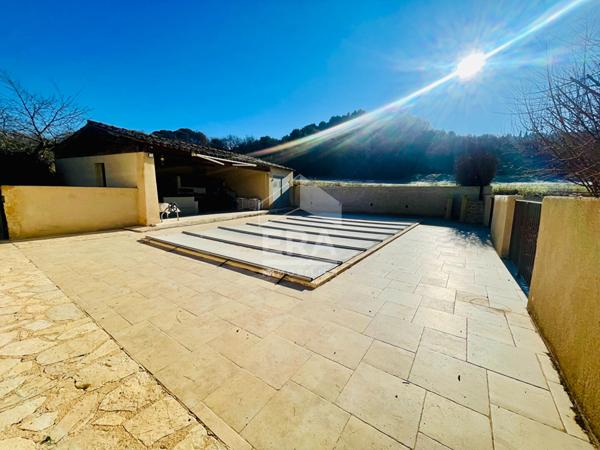 Villa meublée avec piscine et espaces extérieurs secteur campagne