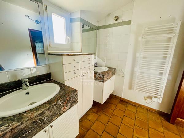 Villa meublée avec piscine et espaces extérieurs secteur campagne