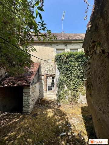 Maison de bourg avec 3 chambres, cave et dépendance