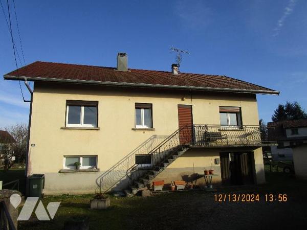 Maison d'habitation située dans un secteur calme, composée de : 
- Au rez-de-chaussée : garage...