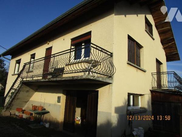 Maison d'habitation située dans un secteur calme, composée de : 
- Au rez-de-chaussée : garage...