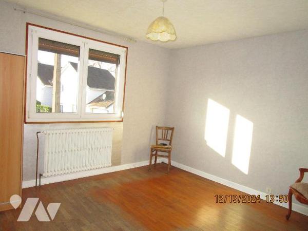 Maison d'habitation située dans un secteur calme, composée de : 
- Au rez-de-chaussée : garage...