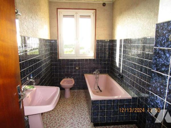 Maison d'habitation située dans un secteur calme, composée de : 
- Au rez-de-chaussée : garage...