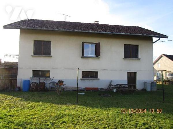 Maison d'habitation située dans un secteur calme, composée de : 
- Au rez-de-chaussée : garage...