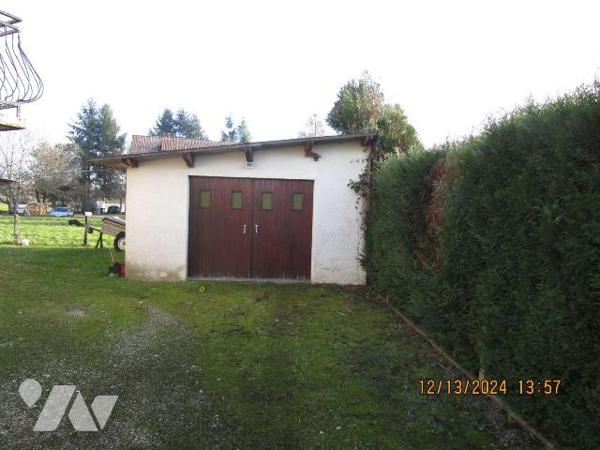 Maison d'habitation située dans un secteur calme, composée de : 
- Au rez-de-chaussée : garage...