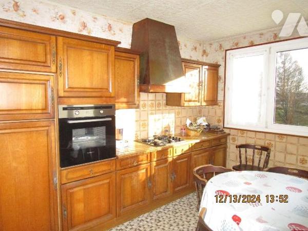 Maison d'habitation située dans un secteur calme, composée de : 
- Au rez-de-chaussée : garage...