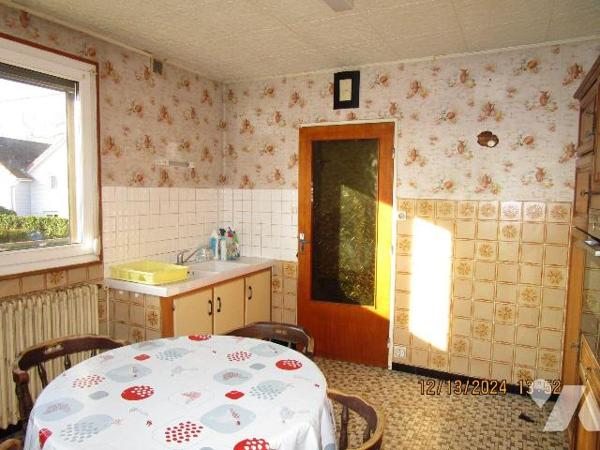 Maison d'habitation située dans un secteur calme, composée de : 
- Au rez-de-chaussée : garage...