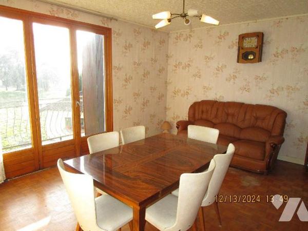 Maison d'habitation située dans un secteur calme, composée de : 
- Au rez-de-chaussée : garage...