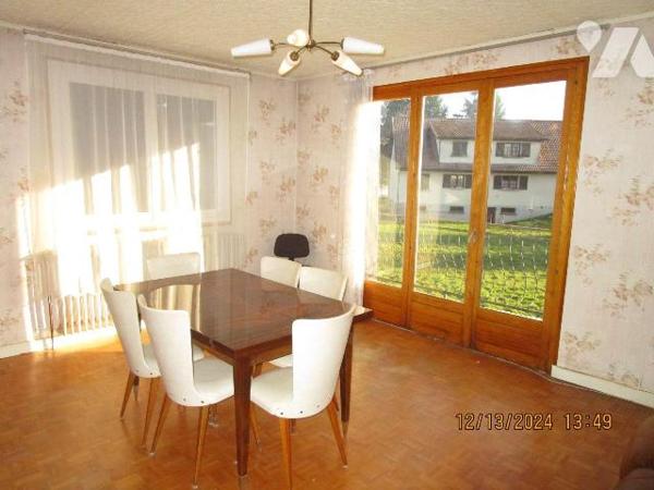 Maison d'habitation située dans un secteur calme, composée de : 
- Au rez-de-chaussée : garage...