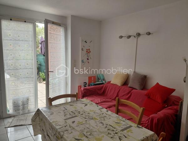 🌊 **À deux pas de la mer, une opportunité qui ne devrait pas rester longtemps sur le marché !**

Vous recherchez un **pied-à-terre en bord de mer**, une **résidence secondaire** ou un **investissement locatif** ? Cette villa est peut-être exactement ce que vous attendiez !

📍 Située dans une **résidence sécurisée à Torreilles**, cette villa vous propose :

✨ Un séjour agréable
🍽️ Une kitchenette équipée
🧺 Un cellier
🛏️ Une chambre
🚿 Une salle d’eau
🚽 Un WC
🚗 **Une place de parking**

Vendue meublée

🌴 **La mer à deux pas**, une résidence sécurisée et un prix particulièrement attractif : **119 000 €**.

💰 Que ce soit pour profiter vous-même de votre pied-à-terre au soleil ou pour réaliser un **investissement locatif**, ce bien représente une **belle opportunité à saisir rapidement**.

⚠️ À ce prix et avec cette proximité de la mer, **il risque de ne pas rester disponible très longtemps !**

📞 **Une visite ? Une question ? Contactez-moi dès maintenant !**

**Sabrina Willaert**
Conseillère en immobilier indépendante
**BSK Immobilier**
📱 **06 07 32 74 33**

👉 **Ne laissez pas passer cette nouvelle opportunité sur Torreilles !**