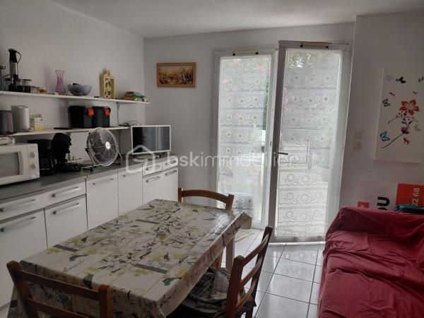 🌊 **À deux pas de la mer, une opportunité qui ne devrait pas rester longtemps sur le marché !**

Vous recherchez un **pied-à-terre en bord de mer**, une **résidence secondaire** ou un **investissement locatif** ? Cette villa est peut-être exactement ce que vous attendiez !

📍 Située dans une **résidence sécurisée à Torreilles**, cette villa vous propose :

✨ Un séjour agréable
🍽️ Une kitchenette équipée
🧺 Un cellier
🛏️ Une chambre
🚿 Une salle d’eau
🚽 Un WC
🚗 **Une place de parking**

Vendue meublée

🌴 **La mer à deux pas**, une résidence sécurisée et un prix particulièrement attractif : **119 000 €**.

💰 Que ce soit pour profiter vous-même de votre pied-à-terre au soleil ou pour réaliser un **investissement locatif**, ce bien représente une **belle opportunité à saisir rapidement**.

⚠️ À ce prix et avec cette proximité de la mer, **il risque de ne pas rester disponible très longtemps !**

📞 **Une visite ? Une question ? Contactez-moi dès maintenant !**

**Sabrina Willaert**
Conseillère en immobilier indépendante
**BSK Immobilier**
📱 **06 07 32 74 33**

👉 **Ne laissez pas passer cette nouvelle opportunité sur Torreilles !**