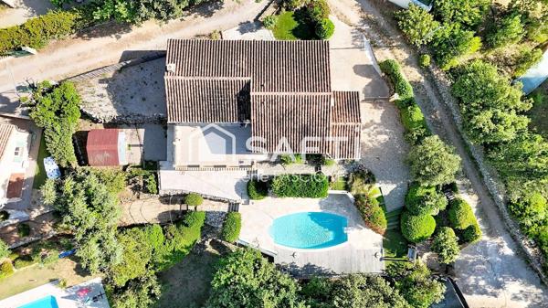 Vue dominante, piscine et dépendance