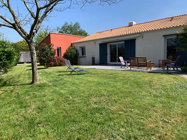 MAISON PLAIN PIED LA CHAPELLE BASSE MER  4 CHAMBRES ET 1 BUREAU