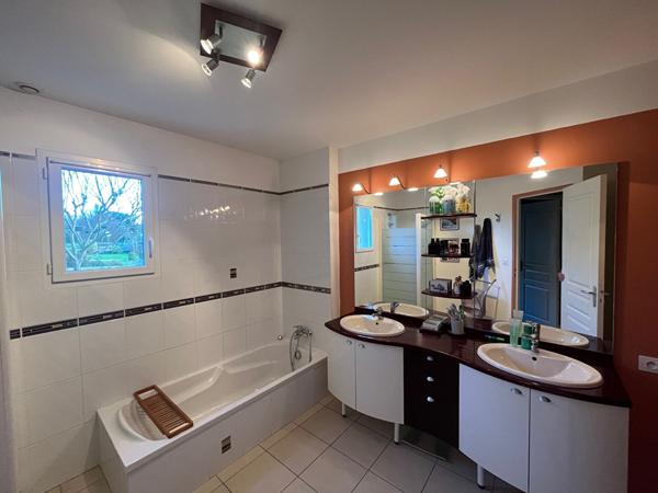 MAISON PLAIN PIED LA CHAPELLE BASSE MER  4 CHAMBRES ET 1 BUREAU