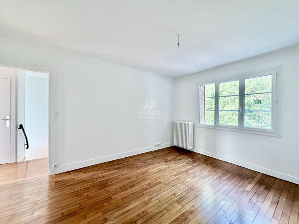 "Vélizy Mairie" Jolie maison individuelle de 4 pièces 92,46 m² rénovée avec garage, cave et jardins ! Loyer 2 490 €/mois **  - Référence  28968