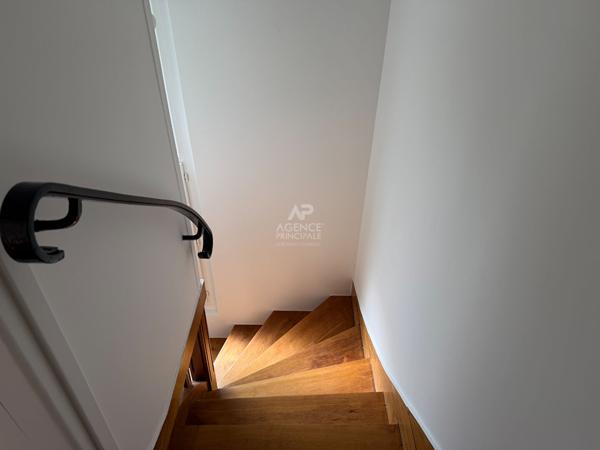 "Vélizy Mairie" Jolie maison individuelle de 4 pièces 92,46 m² rénovée avec garage, cave et jardins ! Loyer 2 490 €/mois **  - Référence  28968
