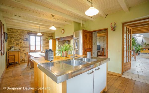 Maison de charme et 4 dépendances sur 2.5 hectares de terrain