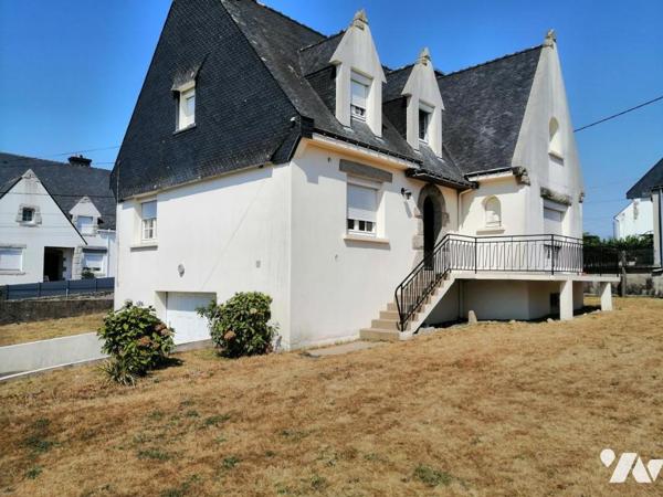 CENTRE-VILLE – GRANDE MAISON FAMILIALE AVEC SOUS-SOL ET JARDIN - 60N