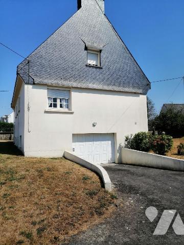 CENTRE-VILLE – GRANDE MAISON FAMILIALE AVEC SOUS-SOL ET JARDIN - 60N