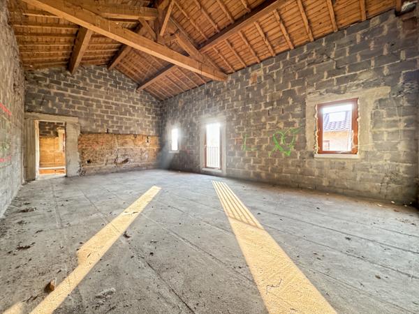 Sainte-Euphémie (01600) Plateau Duplex avec Jardin à Aménager - Hyper Centre Village