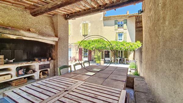 Cheval-Blanc (84460) Bâtisse de caractère du XVIIIe siècle – 450 m² – Cœur de Provence