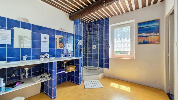 Cheval-Blanc (84460) Bâtisse de caractère du XVIIIe siècle – 450 m² – Cœur de Provence