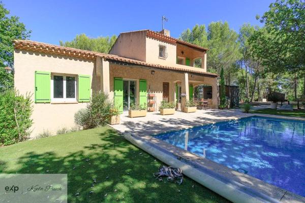 À Peyrolles-en-Provence – Maison familiale avec 300 m² de surface exploitable et vues dégagées