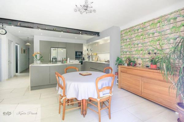 À Peyrolles-en-Provence – Maison familiale avec 300 m² de surface exploitable et vues dégagées