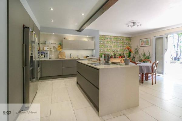 À Peyrolles-en-Provence – Maison familiale avec 300 m² de surface exploitable et vues dégagées