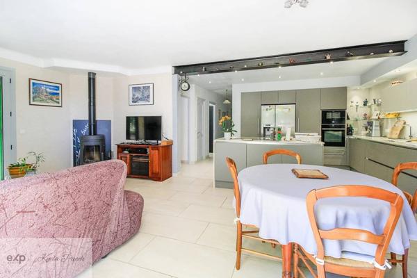 À Peyrolles-en-Provence – Maison familiale avec 300 m² de surface exploitable et vues dégagées