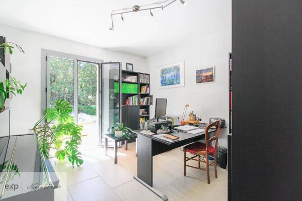 À Peyrolles-en-Provence – Maison familiale avec 300 m² de surface exploitable et vues dégagées